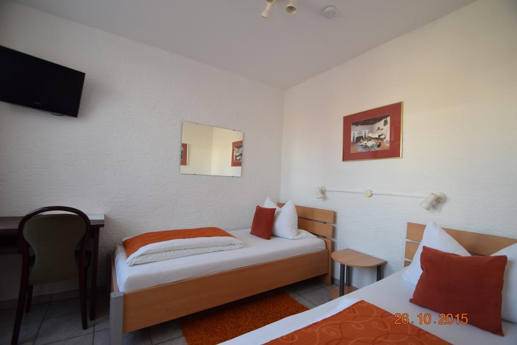 Hotel & Restaurant Main Taunus Хоххайм-ам-Майн Экстерьер фото